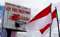 Mereka terus mengkibar-kibarkan bendera merah putih sepanjang jalan yang dilintasi.