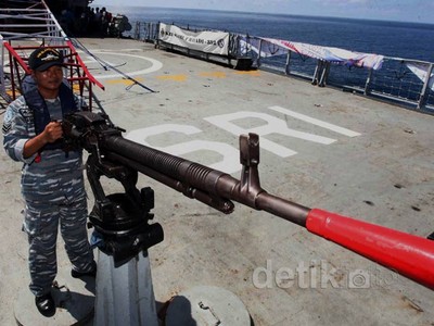 Melihat Alat Tempur KRI Slamet Riyadi