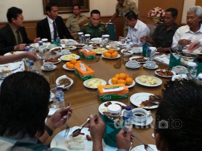 Jokowi Undang Makan Warga Pluit