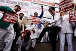 Ribuan Perawat Geruduk Gedung DPR