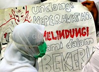 Para perawat ini menuntut DPR segera mengesahkan RUU Keperawatan karena rancangan undang-undang tersebut nantinya akan menjamin hak-hak perawat.