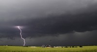 Tornado disertai petir melanda Clearwater, Kansas. Reuters/Gene Blevins.