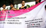 Waria Demo Dukung KPK