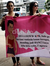 Saat berorasi, mereka membentangkan spanduk bertuliskan 'Hellow KPK, kalo nggak berani tuntasi kasus korupsi. Mending jadi banci kaya kita cyinn'. Lamhot Aritonang/detikFoto.