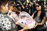 Barang-barang berupa bedak, pembalut wanita, bra, minyak wangi, hingga obat kuat yang terbungkus rapi dengan plastik transparan tersebut diserahkan kepada perwakilan KPK. Lamhot Aritonang/detikFoto.