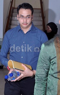 Sebelumnya, penahanan kota pertama dijalani Dimas pada 26 Maret hingga 14 April 2013 dan diperpanjang dari 15 April hingga 14 Mei. Noel/detikHOT.