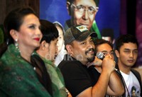 Sutradara film Sang Kiai, Rako Projanto (tengah) didampingi para pemain, memberikan penjelasan mengenai filmnya.