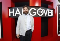 Aktor Zach Galifianakis tampil mengenakan jas berwarna abu-abu yang diapdu dengan kemeja biru muda, dan celana biru dongker. REUTERS/Mario Anzuoni.