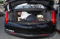 Kocak, aktor Zach Galifianakis terlihat berada di dalam bagasi mobil. REUTERS/Mario Anzuoni.