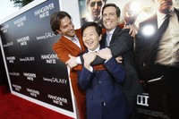 Bradley Cooper dan Ed Helms terlihat memeluk akrab Ken Jeong. REUTERS/Mario Anzuoni.
