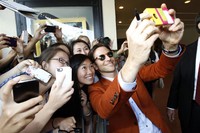 Bradley Cooper sempat berfoto bersama para fans. REUTERS/Mario Anzuoni.