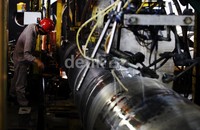 Seorang pekerja menyelesaikan pembuatan pipa baja, Selasa (21/5/2013).