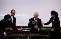 Keduanya tampak menandatangani dokumen sertijab Menkeu.