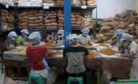Tingginya permintaan gula semut organic asal Banyumas ini di sebabkan cita rasa gula semuat asal Banyumas yang memiliki rasa tersendiri di lidah para penikmat. Arbi Anugrah/detikFoto.