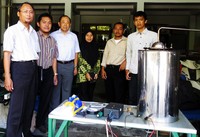 Prof. Kunio Yoshikawa dari Jepang berfoto bersama beberapa mahasiswa UGM. Di tangan mereka, sampah plastik berubah menjadi solar. (Mochamad Syamsiro).