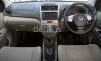 Masuk ke dalam kabin, suasana sedikit berubah meski tidak terlalu banyak. Di kabin mobil baru ini jok lebih tebal dengan desain yang lebih elegan.