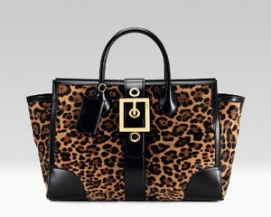 Aksesori Terbaru Gucci, Tas Hingga Sepatu Bermotif Leopard