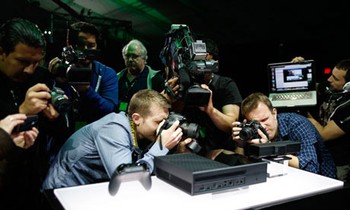     Xbox One dari sisi hardware mengusung RAM 8GB, chip 40-nanometer single custom, CPU 8 core, GPU system-on-a-chip dari AMD, plus HDD 500GB, Blu-ray drive, USB 3.0, dan Wi-Fi. Microsoft mengklaim bahwa Xbox One didukung 3 sistem operasi besar dengan kernel yang berasal dari Windows. (Kredit foto: Gurdian)