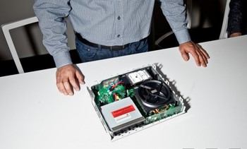     Dibongkar oleh Del Castillo, GM Microsoft ini menunjukkan isi Xbox One yang tidak jauh berbeda dengan konsep awalnya. (kredit foto: wired)