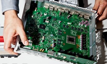     Di balik heatsink besar yang menutupinya, terbenam prosesor  prosesor SoC (System on Chip) 8 core garapan AMD. (kredit foto: wired)