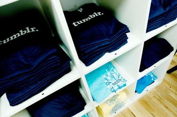     Di salah satu sudut, terdapat rak yang dipenuhi dengan kaos Tumblr. Mereka melakukan restock secara teratur karena tiap minggunya Tumblr membagi-bagi kaos tersebut pada sejumlah kecil dari 75 juta blogger pengguna layanan mereka. (Credit: Elizabeth Lippman/Bloomberg)     
