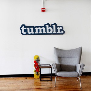     Tumblr bermarkas di kota New York. Tak ubahnya seperti kantor Facebook dan Twitter, dan lain-lain, kantor ini memiliki banyak sentuhan kreativitas serta bernuansa santai dan homey. (Credit: Elizabeth Lippman/Bloomberg)