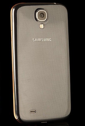     Selain desainnya yang tampak bling-bling, tidak ada perubahan di sektor spesifikasinya alias sama saja dengan Galaxy S4 yang beredar di pasaran. (kredit foto: gsmarena)
