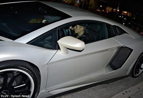 Justin Bieber dan Mobil Bling-blingnya Justin Bieber dan Mobil Bling-blingnya