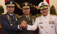     KSAD Letjen TNI Moeldoko diampit oleh KSAL Laksamana TNI Laksamana Marsetio (kanan) dan KSAU Marsekal Ida Bagus Putu Dunia (kiri). Abror Rizki/setpres     