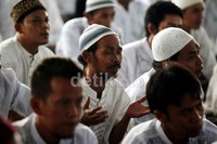 Para napi khusyuk berdoa.