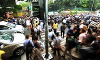 Puluhan tukang ojeg motor, mengais rezeki berlomba mencari penumpang yang turun dari Kereta Api, di depan Stasiun Palmerah, Jakarta.