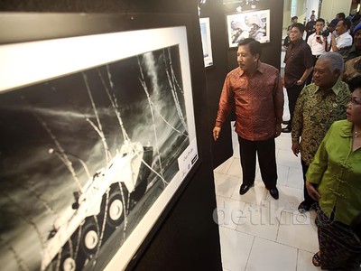 Menhan Buka Pameran Foto TNI