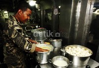 Seorang prajurit TNI AL sedang memasak di dapur KRI Slamet Riyadi.