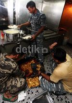 Melihat Dapur KRI Slamet Riyadi