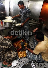 Dalam sehari dapur ini menyiapkan makan sebanyak 3 kali untuk seluruh penumpang KRI Slamet Riyadi
