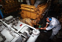 KRI Slamet Riyadi dibekali 2 mesin pendorong pokok, 5 diesel generator, 2 gearbox, dan 2 propeller.