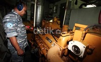 Seorang prajurit mengecek mesin KRI Slamet Riyadi.