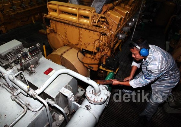 Di Sini Mesin KRI Slamet Riyadi Dikontrol