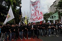 Mereka sempat menutup jalan sembari meneriakan yel-yel.