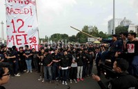 Mahasiswa meminta pemerintah serius menangani agenda reformasi seperti menuntaskan kasus pelanggaran HAM pada masa reformas 1998.