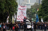 Aksi ini sempat membuat kemacetan.