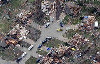 Tornado menghancurkan rumah-rumah warga di Moore, Oklahoma May, Selasa (21/5/2013). Reuters/Rick Wilking