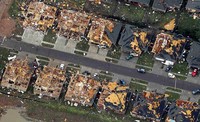 Atap-atap rumah hancur diterjang tornado. Reuters/Rick Wilking.