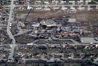 Tornado tersebut menghancurkan segala macam benda, mulai dari atap bangunan hingga dinding bangunan. Reuters/Rick Wilking.