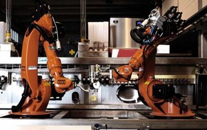 Wah, Ratusan Minuman Enak Diracik Oleh Robot Bartender Ini!