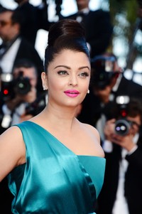 Lewat polesan lipstik pink fuchsia di bibirnya, Aishwarya Rai eksis menjadi buruan para fotografer. Pascal Le Segretain/Getty Images.