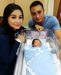 Soraya dan sang suami Doni Amaldi berpose bersama Danendra Sulaiman.