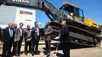 Gubernur Kalimantan Selatan Drs H. Rudy Ariffin (kiri) mendengarkan penjelasan Dirut PT Intraco Penta Tbk Petrus Halim tentang keunggulan alat berat disaksikan Chairman Inta Group Halex Halim (kanan) dan jajaran direksi lainnya. dok/Intraco Penta