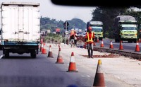 Pekerja menyelesaikan proyek pelebaran tol Tangerang-Merak, Rabu (22/5/2013).