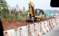 Sebuah alat berat melakukan pengerukan. Pengerjaan itu ditargetkan akan selesai dalam masa 330 hari dari mulai pengerjaannya awal Mei 2013.